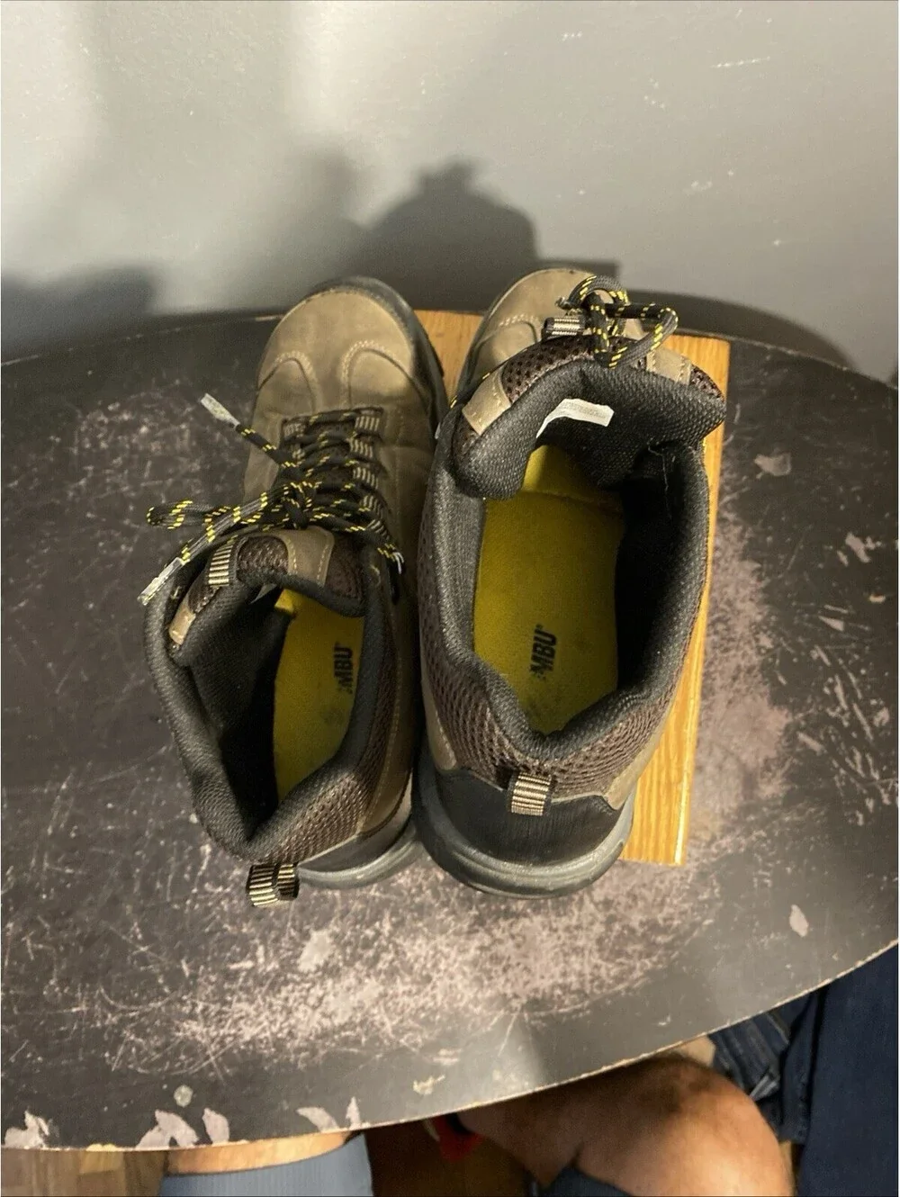 Khombu Hiking Boots very light weight Men size 9
